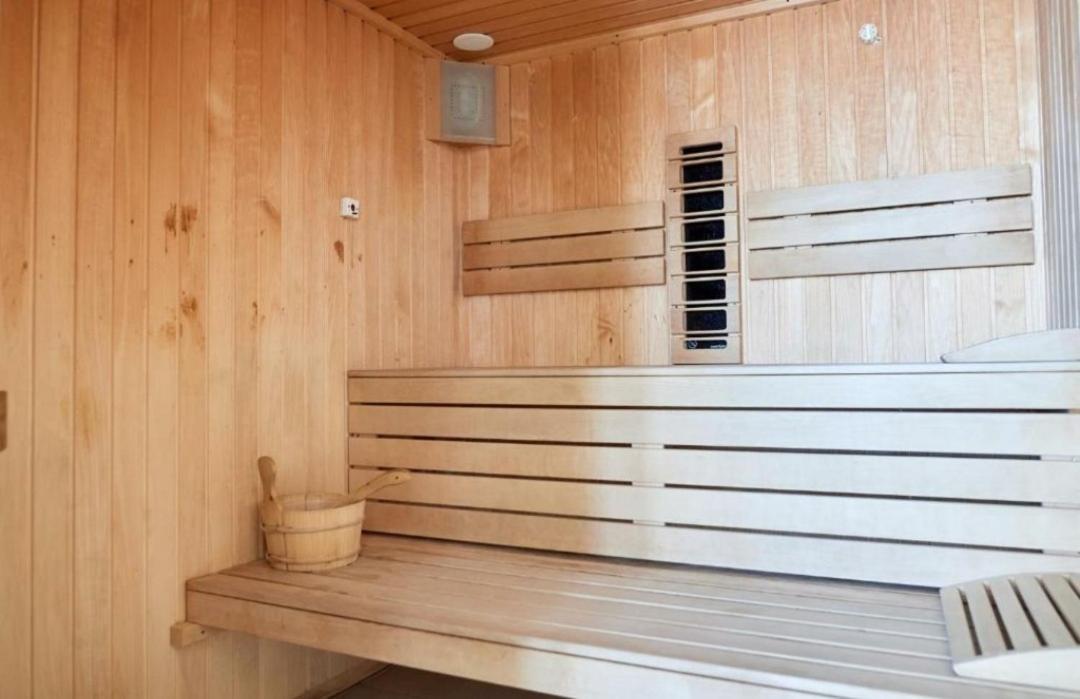 Alezzi Beach Vibe Family Studio With Spa Piscina Interioara Incalzita Sauna Jacuzzi Gym Navodari Exterior photo
