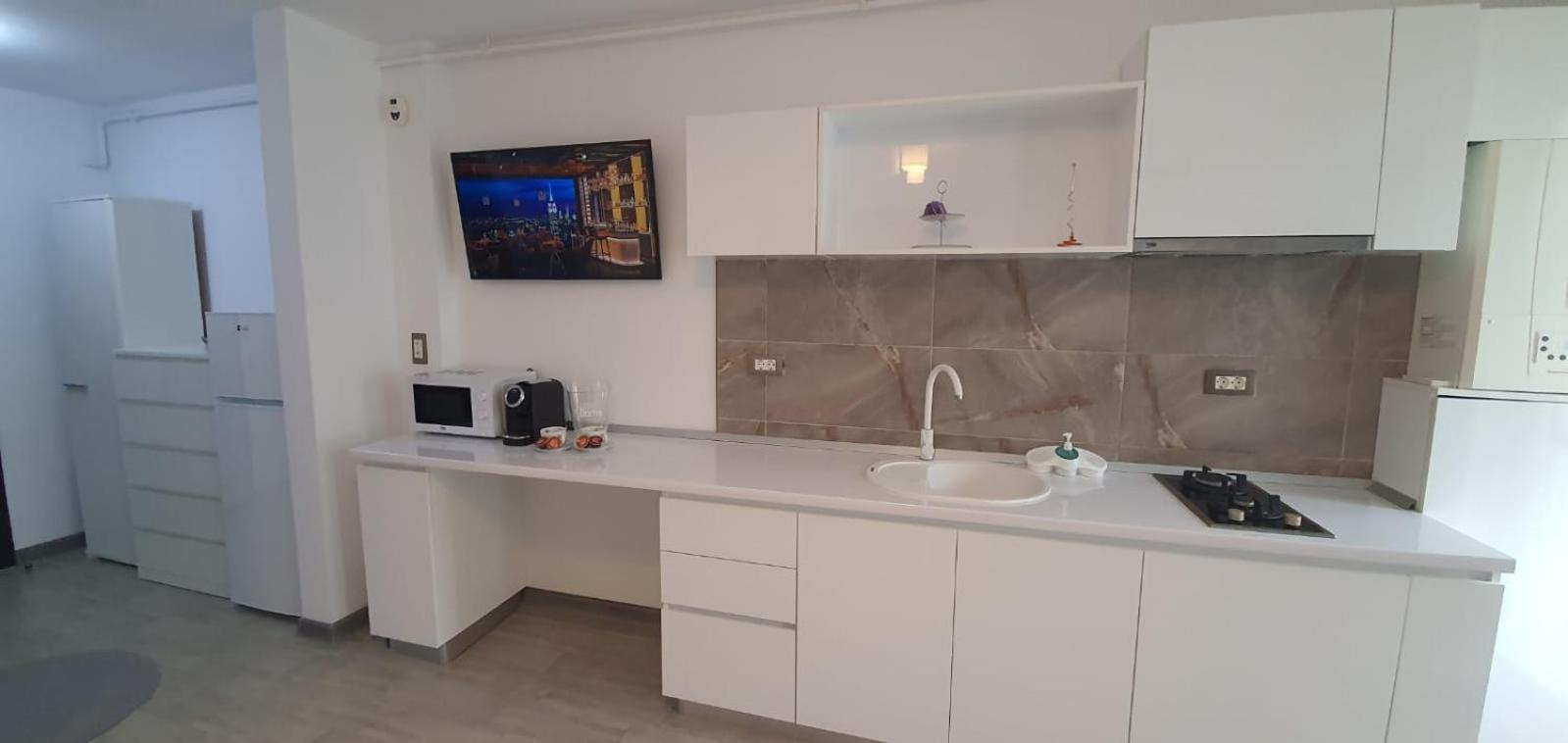 Alezzi Beach Vibe Family Studio With Spa Piscina Interioara Incalzita Sauna Jacuzzi Gym Navodari Exterior photo